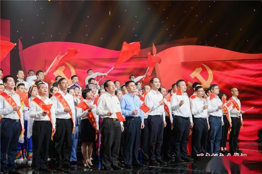 黑色西装是一款战无不胜的单品，在穿搭时需要注意哪些问题呢？